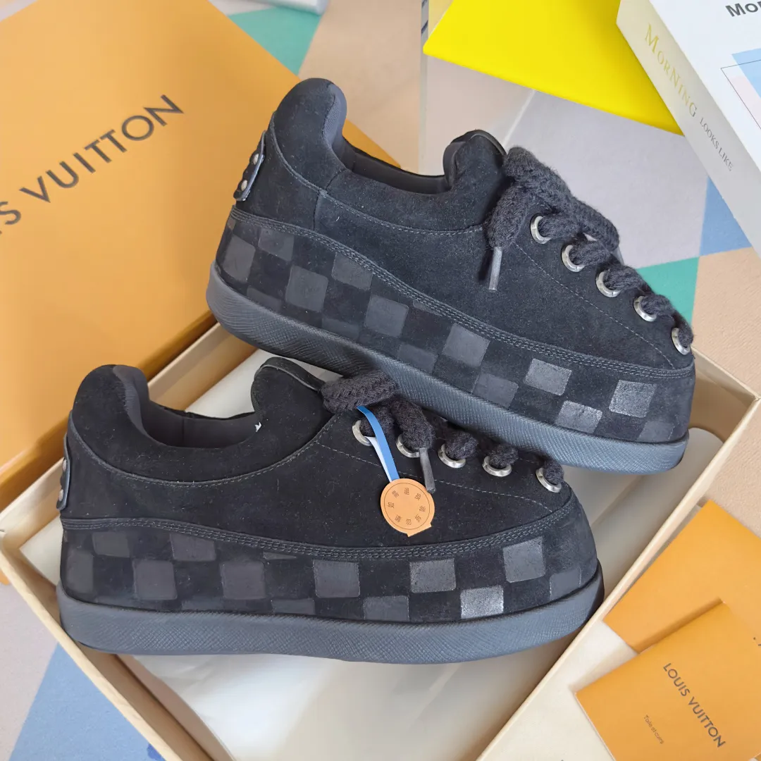 [L Family x Ingo joint model] Top P: 820💰 ▪️Size: Women's 35-40 (customized at 41.42 for women). Men's 39-44 (customized at 38.45.46) LV x Ingo joint model Top version Fatty Forrest Gump shoes Thick sole Couple model Casual sports shoes Original purchase and development Production LV Yeti lace-up shoes from LV Yeti The series combines Japanese "small feet" fashion aesthetics with classic Louis Vuitton elements in avant-garde strokes, subtly paying tribute to the traditional Japanese culture of taking off shoes when entering the house. The suede cow leather is partially embossed with Nigo's reinterpreted Damier pattern, and the comfortable casual shoe configuration highlights street style. Exquisite packaging at the delivery counter🛍📦 ▪️Fabric: Original imported first-layer cowhide ▪️Inner lining: Original custom-made breathable mesh ▪️Sole: Original molded non-slip TPU material ▪️Sole thickness: 5CM